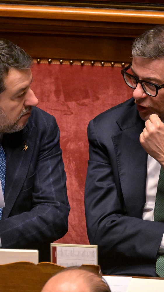Manovra, il Senato vota la fiducia. Le proteste delle opposizioni. Giorgetti: "in Europa a testa alta"