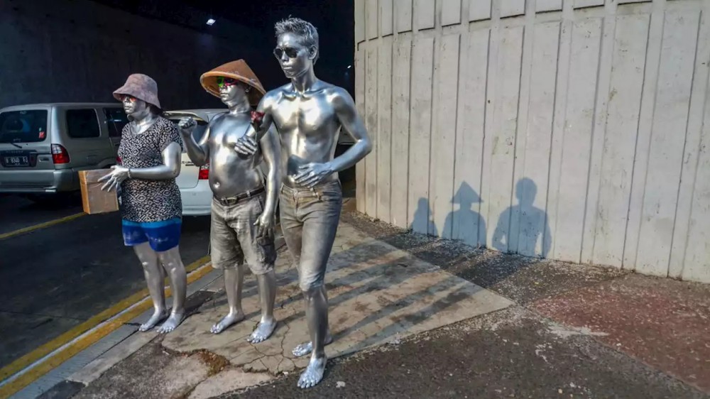 Manusia Perak, i poveri indonesiani che si dipingono il corpo d'argento per chiedere l'elemosina