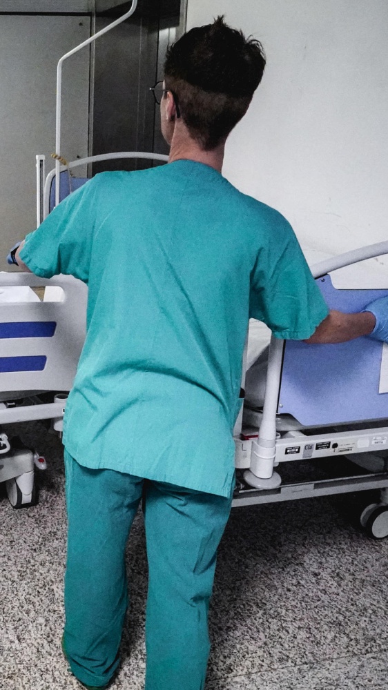 Marano di Napoli: donna seviziata  in casa per ore dal compagno, infermiere di sala operatoria