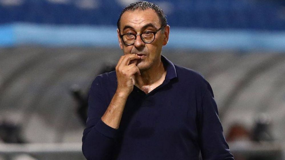 Maurizio Sarri potrebbe presto tornare in serie A, interessate Roma e Fiorentina; ma l’allenatore toscano dovrebbe accettare di tagliarsi lo stipendio