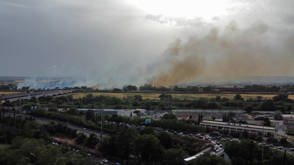 Maxi incendio a Roma. Esplodono numerose bombole GPL, evacuati 30 bambini da un centro estivo
