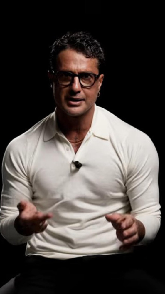 Mediaset a tutto campo contro Fabrizio Corona, adesso non esiste, oscurati i suoi canali e profili social