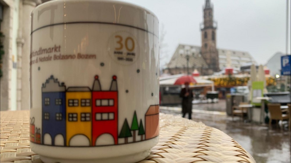 Mercatino di Natale a Bolzano,  una tazza fa impazzire i collezionisti in occasione del 30esimo anniversario