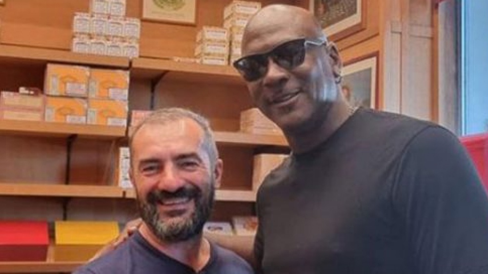 Michael Jordan è in Italia, a Milano shopping per le vie del centro