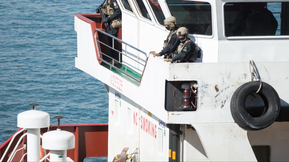 Migranti assaltano nave turca in acque italiane, blitz della Brigata Marina San Macro, equipaggio in salvo