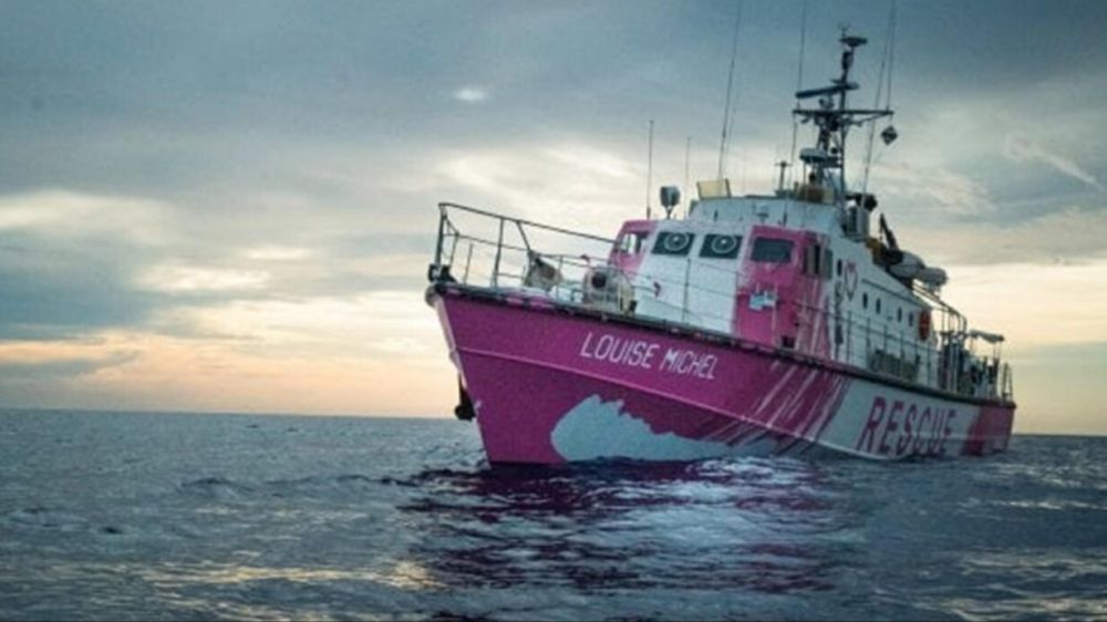 Migranti, Banksy finanzia una nave per il soccorso in mare, sulla fiancata i graffiti dell'artista