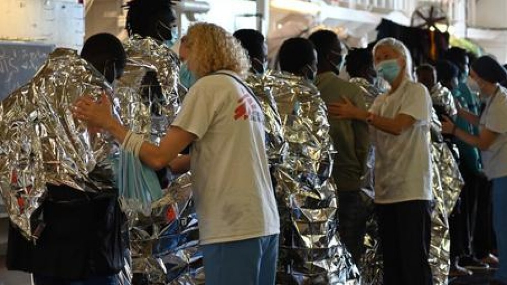 Migranti: da nove giorni in attesa di un porto sicuro, 439  persone a bordo di una nave di Medici senza Frontiere