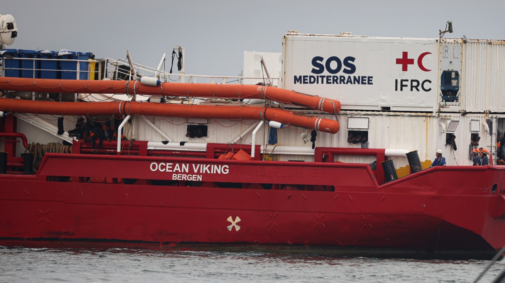 Migranti, iniziato lo sbarco dalla Ocean Viking. A Lampedusa in 3.593 nell’hotspot