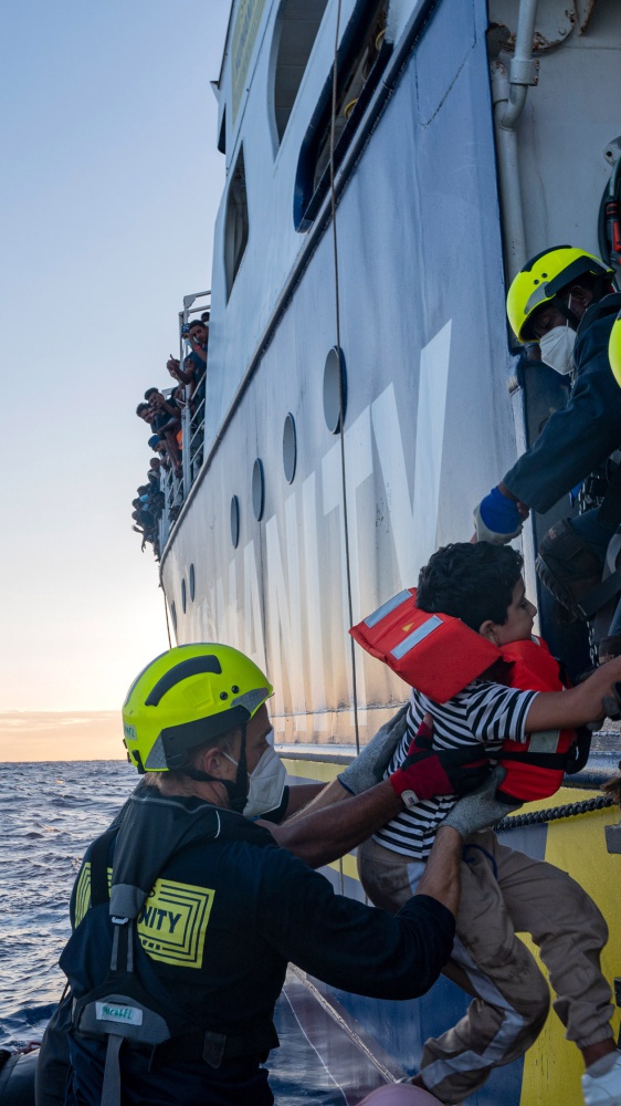 Migranti: nuovi arrivi sull'isola favoriti dal mare calmo, e i presidenti di Regione attaccano il governo sui Cpr