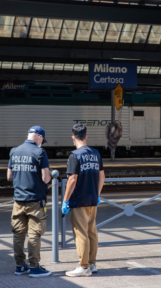 Milano, 22enne ucciso alla stazione Certosa: caccia al gruppo fuggito dopo la rissa