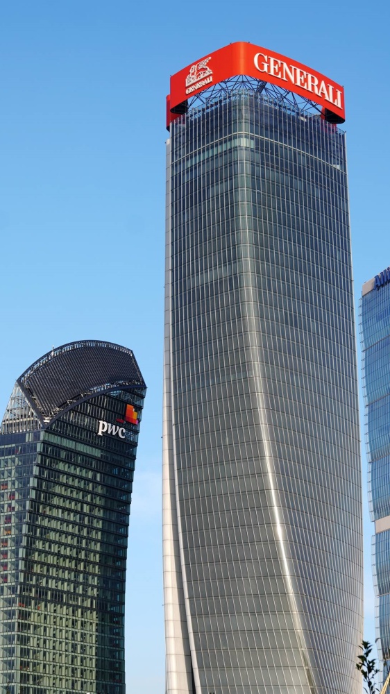 Milano, a Citylife collassa l'enorme insegna di Generali sulla Torre Hadid, zona evacuata