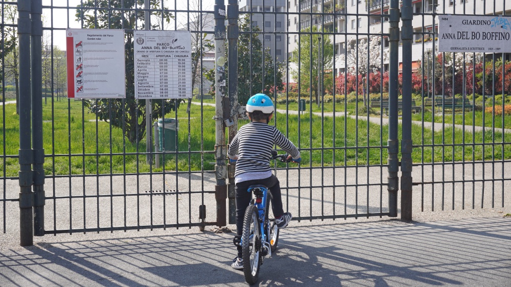 Milano, bimbo di 5 anni in bici colpisce anziana che cade e muore, indagato il padre