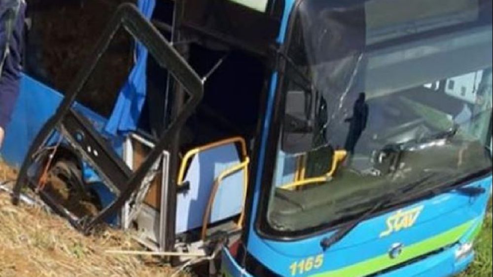 Milano, bus di linea esce di strada, sette feriti lievi