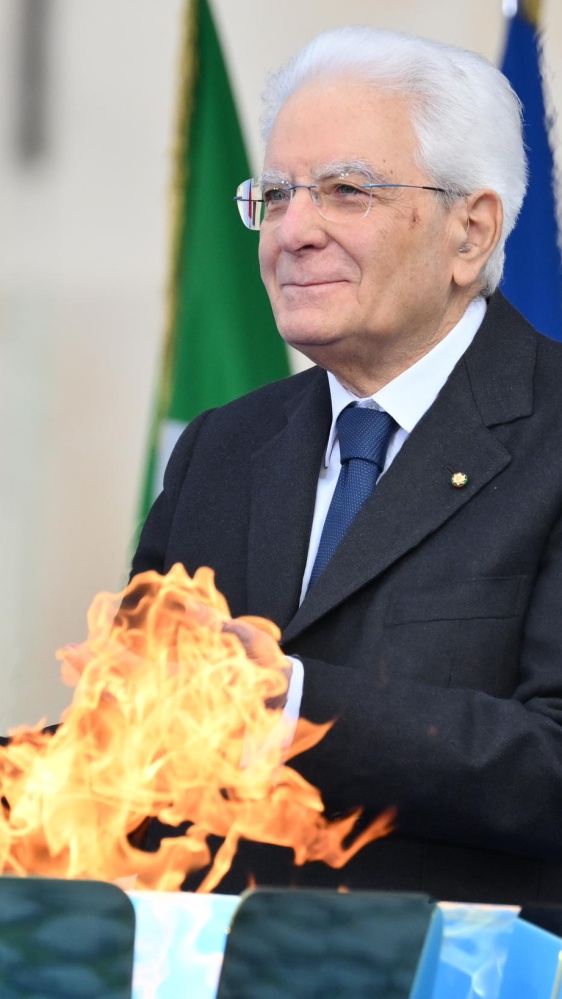 Milano-Cortina, in Piazza del Quirinale il Presidente Mattarella accende il braciere: “Stop alle guerre”