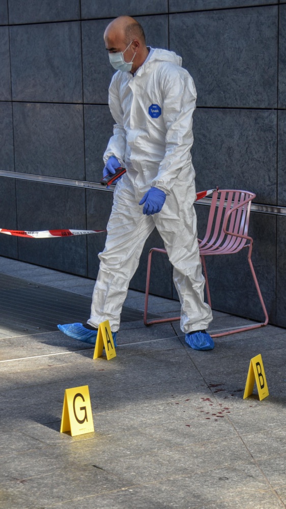 Milano, donna accoltellata alle spalle in Piazza Gae Aulenti. Le telecamere hanno ripreso un sospettato