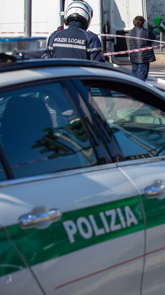 Milano: fugge in moto dalla polizia, cade e muore. Era senza patente