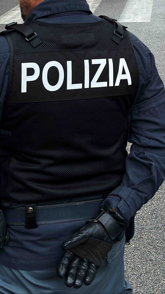 Milano, ragazza usa il gesto antiviolenza e si salva dalle violenze del compagno