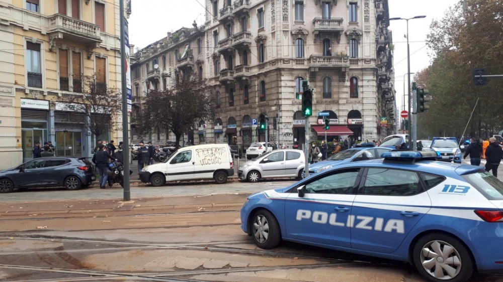 Milano, rapina una banca dicendo di avere una bomba, poi si pente e si fa portare in taxi dai carabinieri
