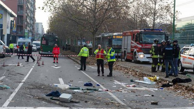 Milano, scontro bus-camion Amsa, 12 feriti e una donna in coma