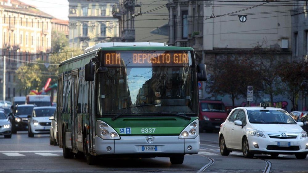 Milano, scontro tra auto e bus di linea, 6 feriti