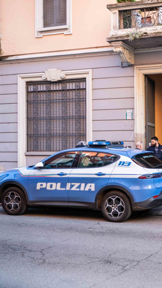 Milano, sfregia una 22enne in metro: arrestato un 27enne al Duomo