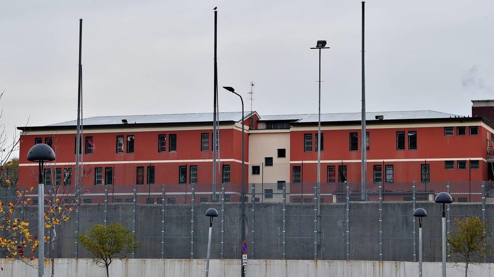 Milano: si cercano ancora 5 dei 7 evasi dal carcere minorile Beccaria, tornata la calma dopo rivolte nelle celle