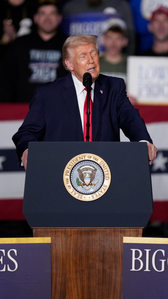 Minneapolis, Trump annuncia una piccola de-escalation, ma attacca i manifestanti e la dem Omar. Ricambio ai vertici dell'Ice