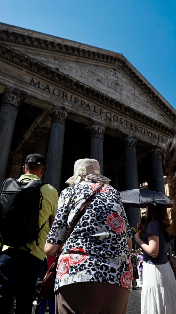 Mix di pesce  e carne, cappuccino al posto dell'amaro: cosa mangiano i turisti?