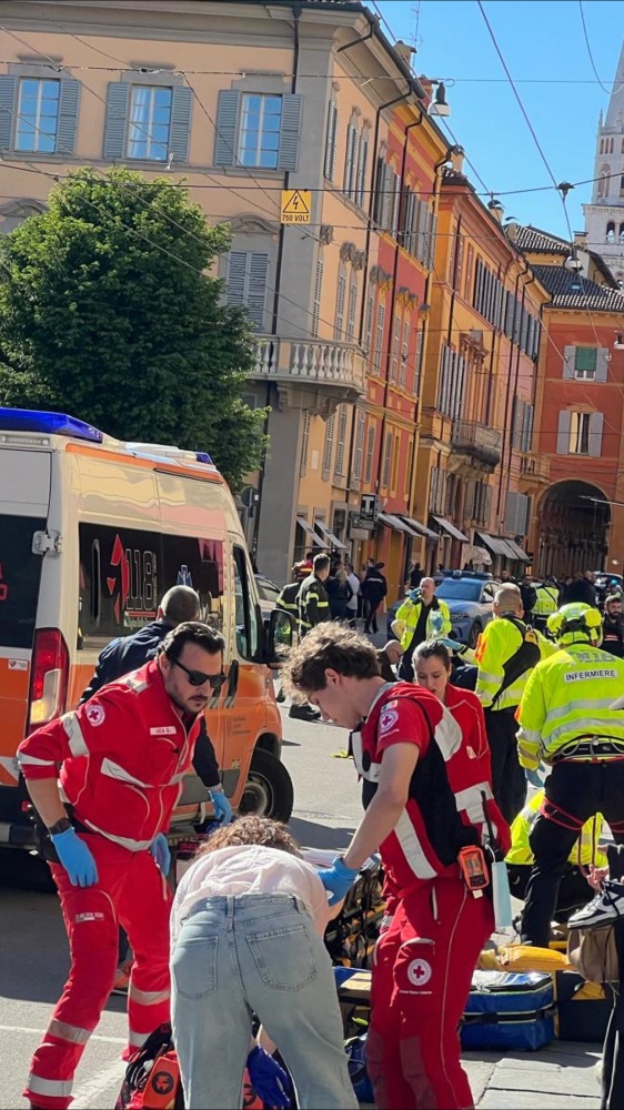 Modena, auto falcia la folla. Sette i feriti, almeno 4 in gravi condizioni. il conducente fermato dopo aver tentato la fuga