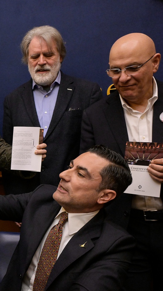 Montecitorio, alla fine la conferenza sulla remigrazione è saltata. Fra cori, spintoni e “Bella Ciao”