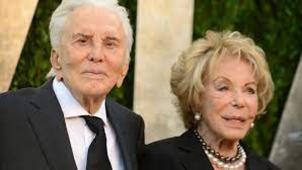 Morta a 102 anni, negli Stati Uniti, la moglie di Kirk Douglas, sposò la leggenda di Hollywood nel 1954