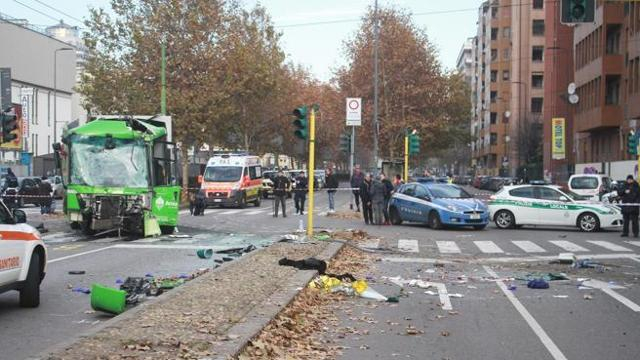 Morta la donna coinvolta nello scontro tra un filobus e un camion della spazzatura a Milano