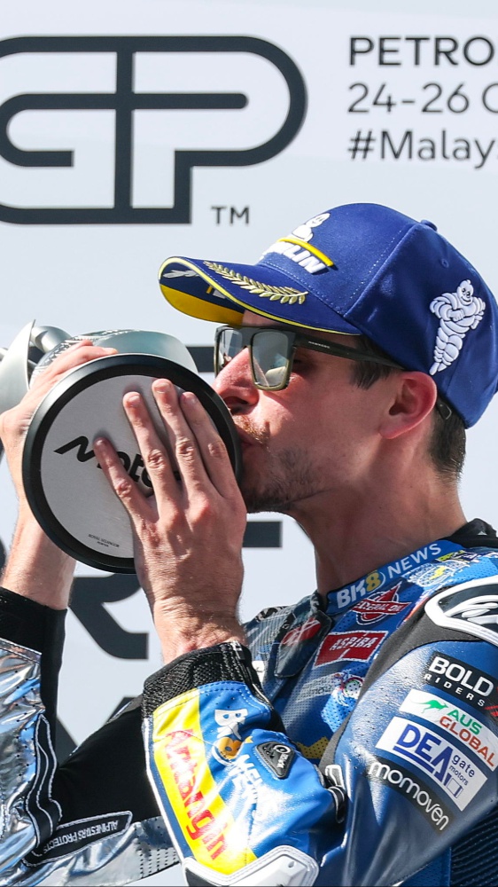 MotoGp, Alex Marquez vince in Malesia, fuori Pecco Bagnaia per una foratura