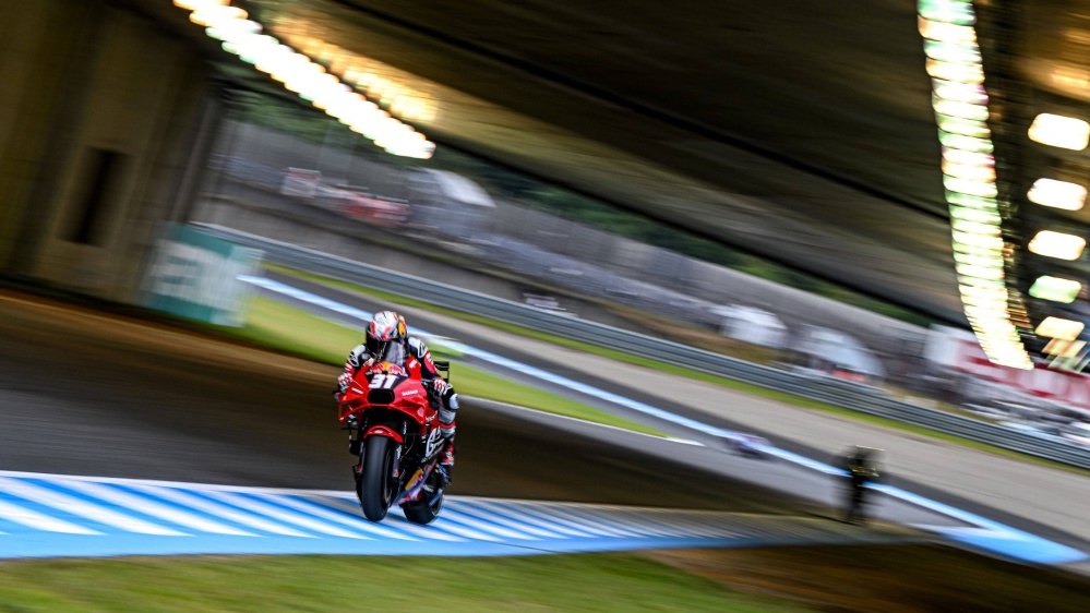 MotoGp, Bagnaia approfitta della caduta di Acosta e si porta a casa la Sprint Race, quarto il leader del mondiale Martin