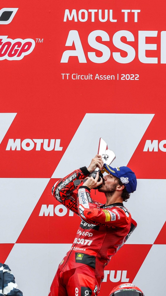 MotoGP, Pecco Bagnaia vince sul circuito di Assen la sua terza gara del Motomondiale. Disastro per Quartararo, caduto due volte e costretto al ritiro