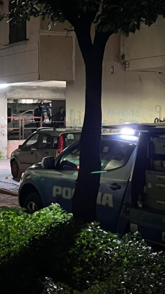 Napoli: 22enne accoltellata alla schiena muore in ospedale, dopo essere stata trasportata in auto da ignoti, si cerca il fratello