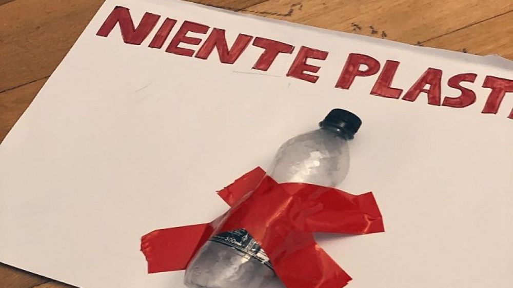 Napoli, bambino di sette anni in piazza contro l'uso della plastica