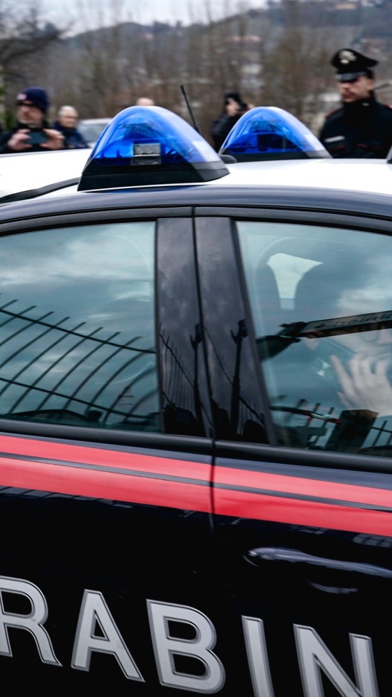 Napoli, lite condominiale finisce in violenza: 33enne stacca a morsi l’orecchio al proprietario di casa