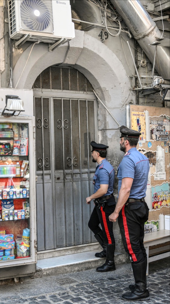 Napoli, padre accoltella il figlio di 12 anni: perforato un polmone, il bambino è grave
