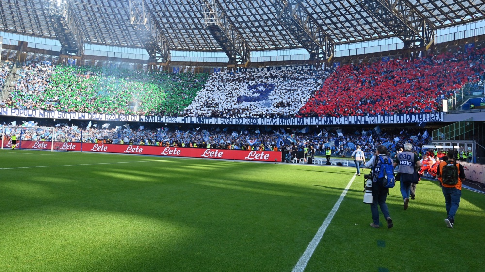 Napoli pazza di gioia per lo scudetto, la Juventus vince a Bergamo ed è seconda; colpo salvezza del Verona