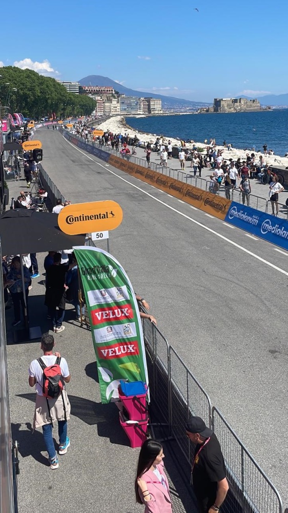  Napoli riabbraccia il Giro d'Italia, tra grande entusiasmo e antiche tradizioni - 