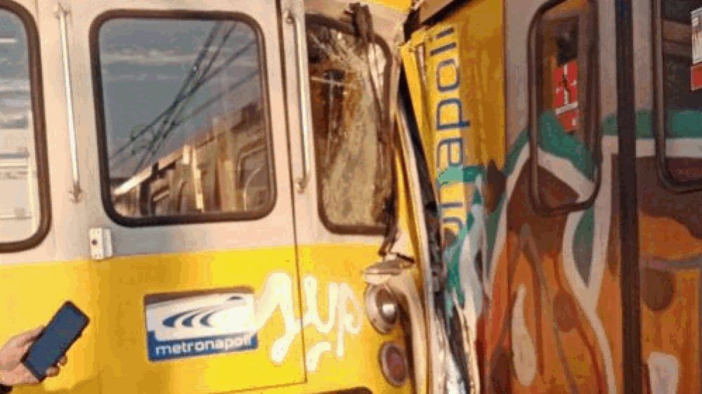 Napoli, scontro tra treni in metropolitana, feriti
