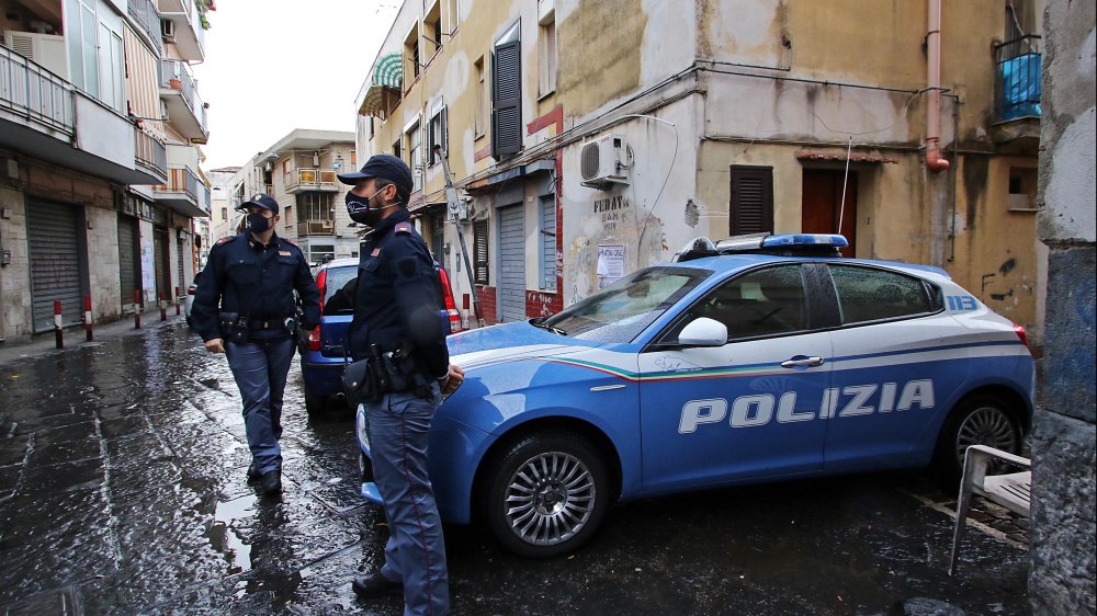 Napoli, Secondigliano: Si lancia dal balcone di casa per sfuggire ai killer. Morto un 50enne