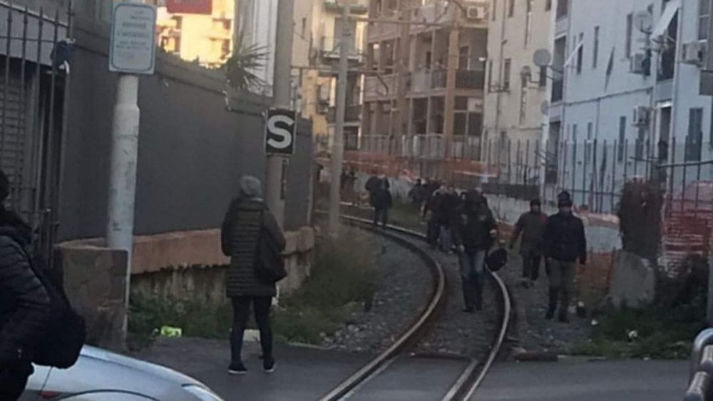 Napoli, stop treno circumvesuviana, sui social foto passeggeri a piedi su binari