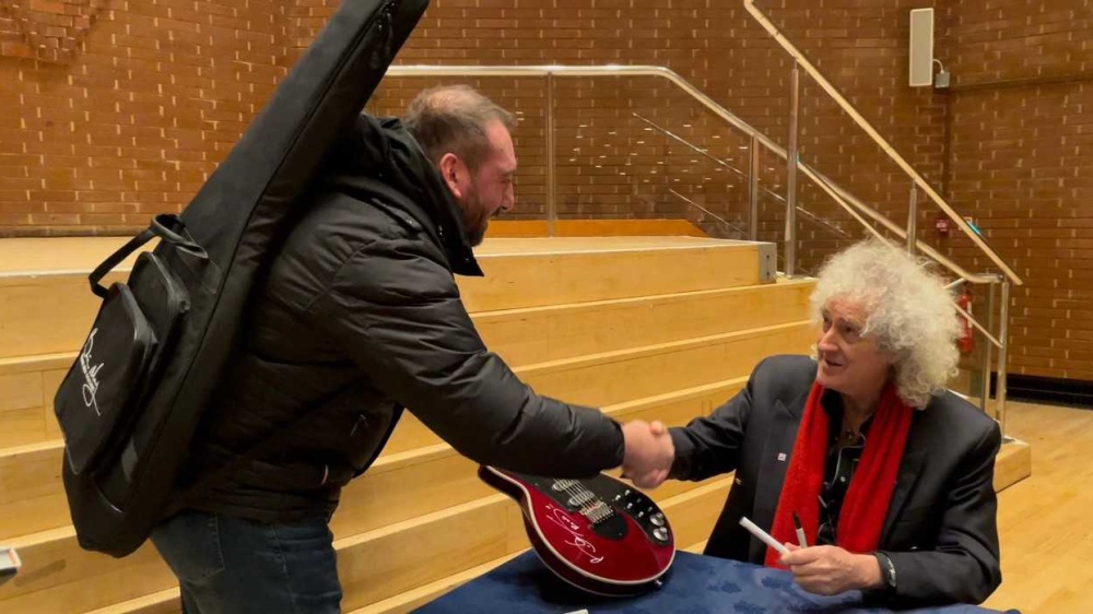 Nasconde una chitarra dentro il giubbotto e la fa autografare da Brian May durante un convegno di astronomia. Damiano Cavadi firma un'altra impresa