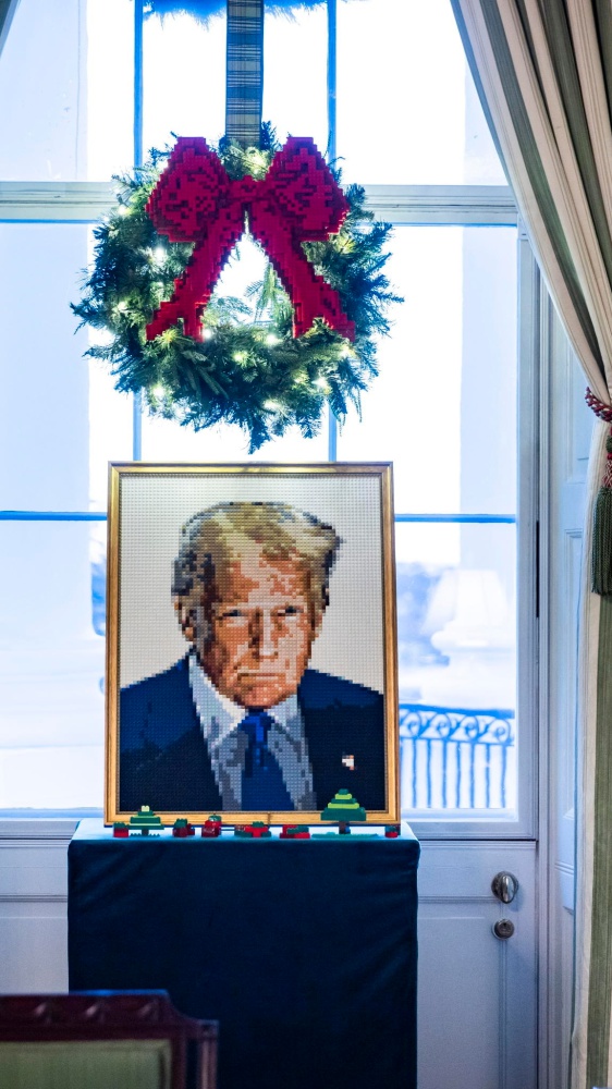 Natale alla Casa Bianca: il tema, gli addobbi, i ritratti di The Donald (uno anche di mattoncini Lego)