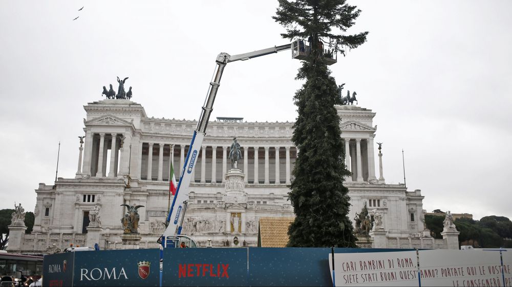 Natale, Spelacchio è arrivato a Roma, da albero polemiche a star