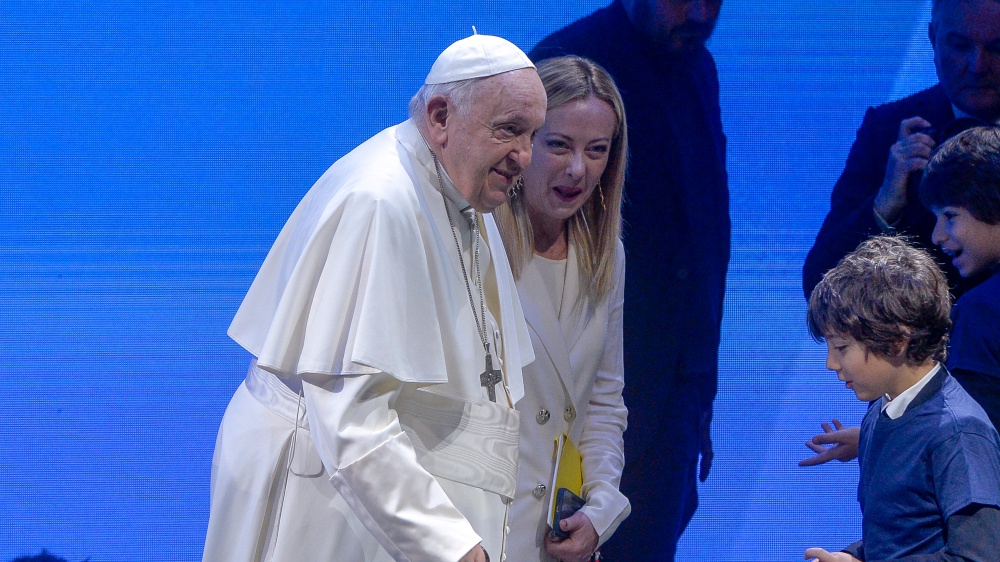 Natalità, la premier Giorgia Meloni attacca la maternità surrogata, il Papa sottolinea l’accoglienza