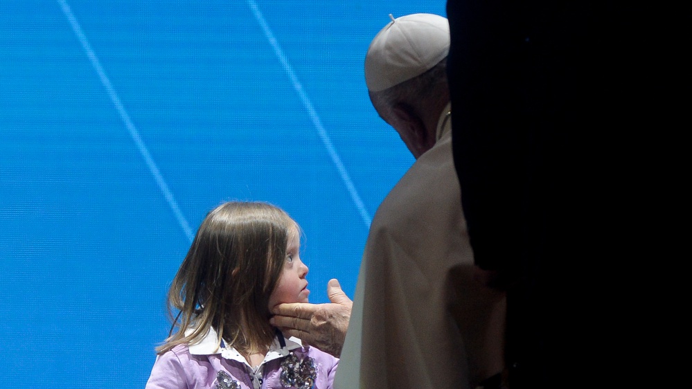 Natalità, Papa Francesco: “La madre non deve scegliere tra lavoro e figli. I contraccettivi impediscono la vita”