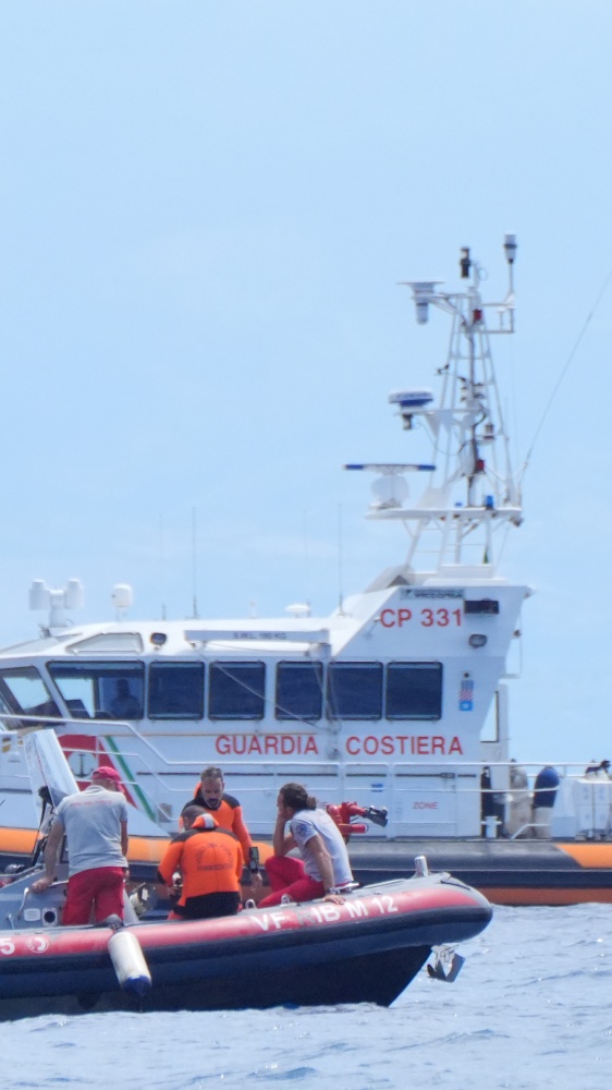 Naufragio di Porticello, interrogato un marinaio del Bayesian: "Ho segnalato la tempesta al capitano, siamo stati sbalzati in acqua"